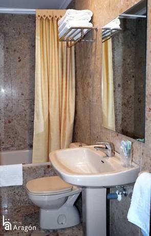 Imagen de la habitación del Hostal Aragón, Teruel. Foto 7