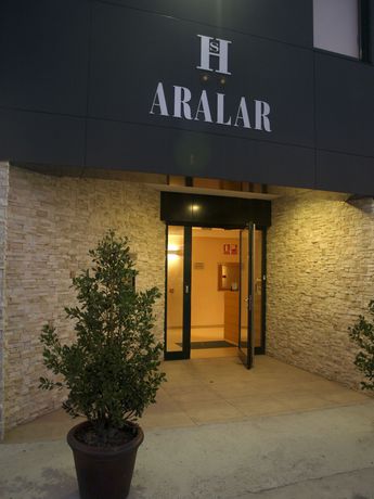 Imagen de los exteriores del Hostal Aralar. Foto 6