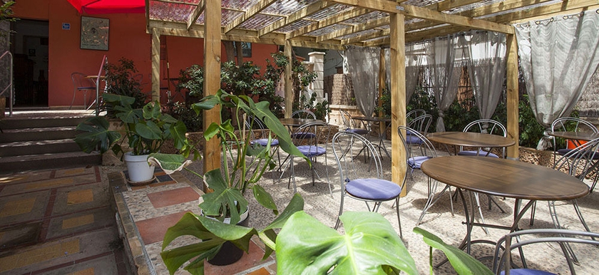 Imagen de los exteriores del Hostal Arenal Pins. Foto 7