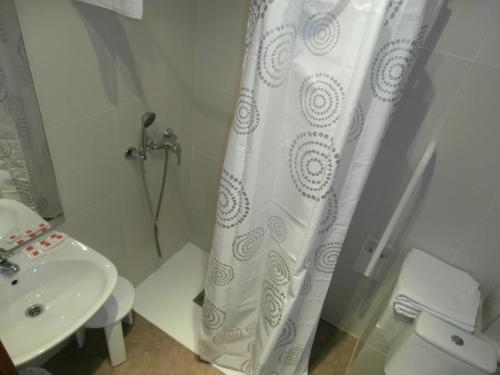 Imagen de la habitación del Hostal Arenal, Zaragoza. Foto 16