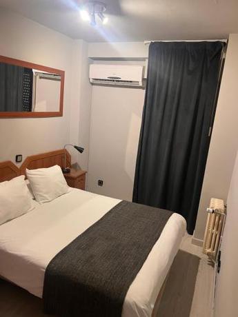 Imagen de la habitación del Hostal Arenal, Zaragoza. Foto 17