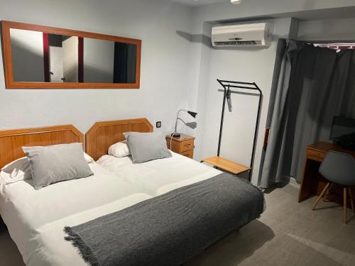 Imagen de la habitación del Hostal Arenal, Zaragoza. Foto 18