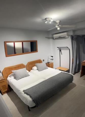 Imagen de la habitación del Hostal Arenal, Zaragoza. Foto 20