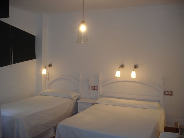 Imagen de la habitación del Hostal Arias, Sevilla. Foto 10