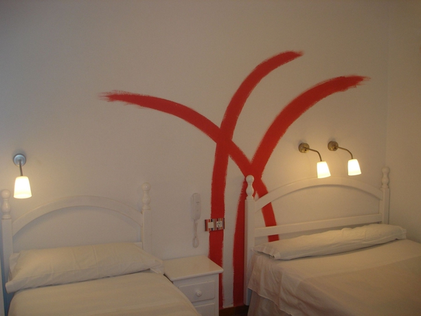 Imagen de la habitación del Hostal Arias, Sevilla. Foto 11