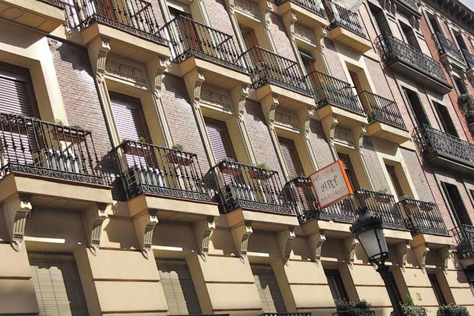 Imagen de los exteriores del Hostal Art Madrid. Foto 11