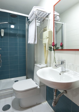 Imagen de la habitación del Hostal Astoria, Barrio de las Letras. Foto 7