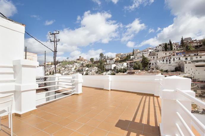 Imagen de los exteriores del Hostal Atenas Granada. Foto 22