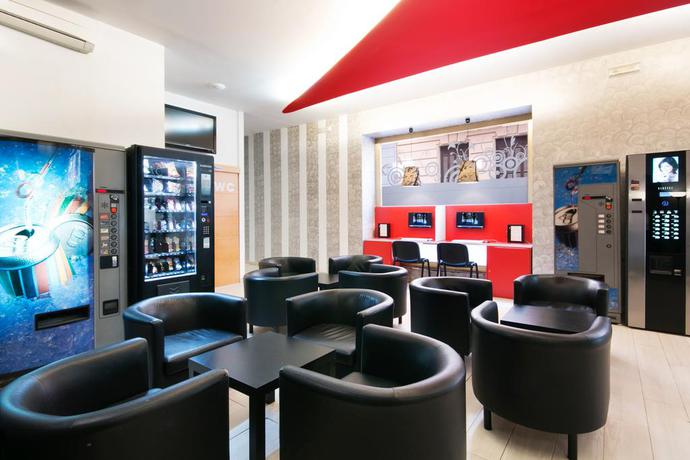 Imagen de los interiores del Hostal Atenas Granada. Foto 26