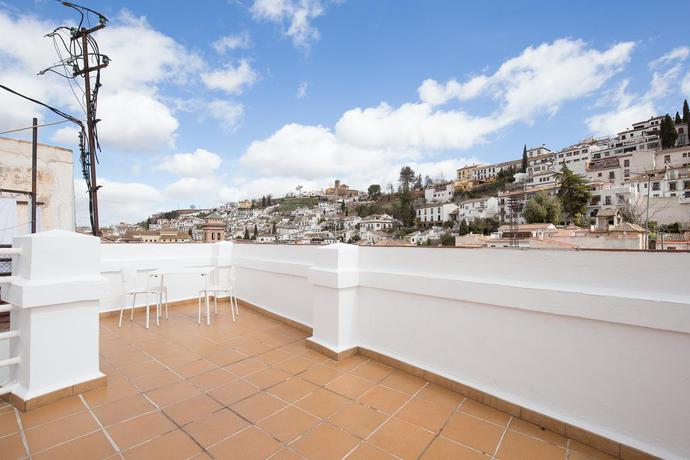 Imagen de los exteriores del Hostal Atenas Granada. Foto 24