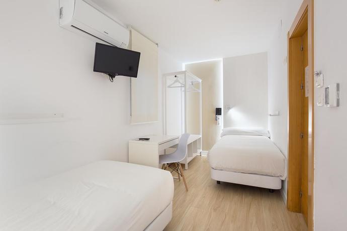 Imagen de la habitación del Hostal Atenas Granada. Foto 11