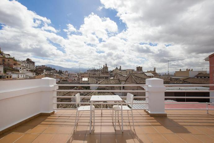 Imagen de los exteriores del Hostal Atenas Granada. Foto 25