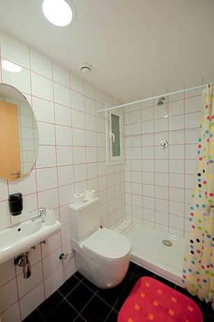 Imagen de la habitación del Hostal Athenas, SANT ADRIA DE BESOS. Foto 3