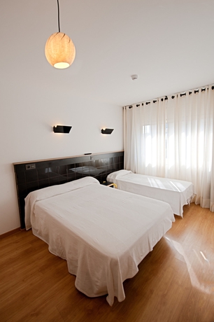 Imagen de la habitación del Hostal Athenas, SANT ADRIA DE BESOS. Foto 4