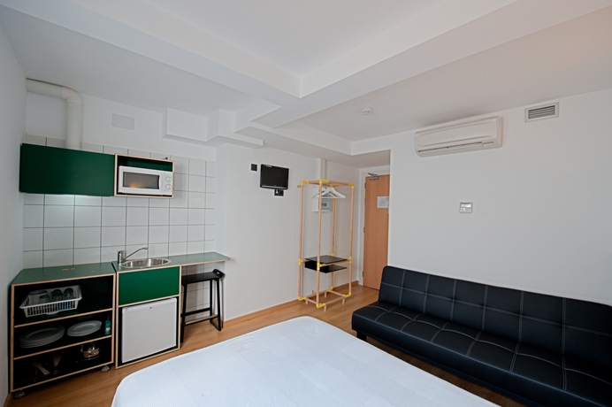 Imagen de la habitación del Hostal Athenas, SANT ADRIA DE BESOS. Foto 5