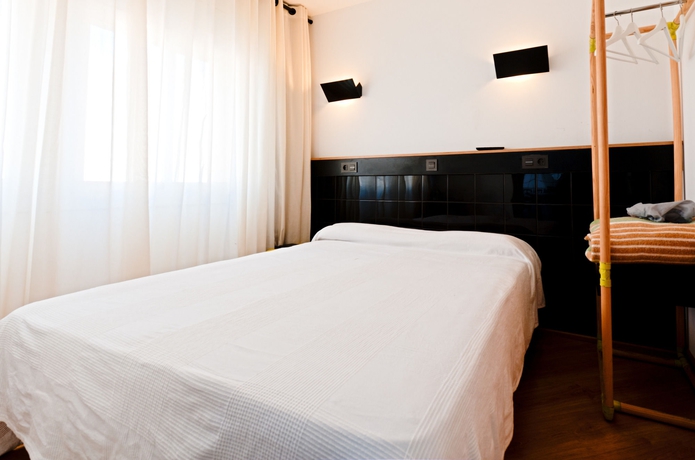Imagen de la habitación del Hostal Athenas, SANT ADRIA DE BESOS. Foto 6