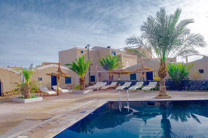 Imagen de la piscina del Hostal Auberge Kasbah Merzouga. Foto 18