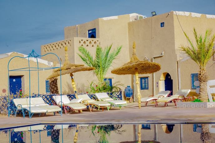 Imagen de la piscina del Hostal Auberge Kasbah Merzouga. Foto 19