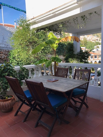 Imagen de los exteriores del Hostal Avalon, Nerja. Foto 16