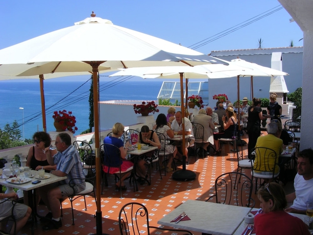 Imagen de los exteriores del Hostal Avalon, Nerja. Foto 17