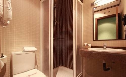 Imagen de la habitación del Hostal Avenida Barajas. Foto 11