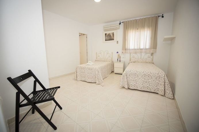 Imagen de la habitación del Hostal Avenida, Conil de la Frontera. Foto 8