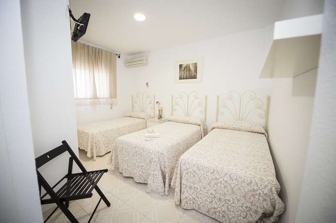 Imagen de la habitación del Hostal Avenida, Conil de la Frontera. Foto 9
