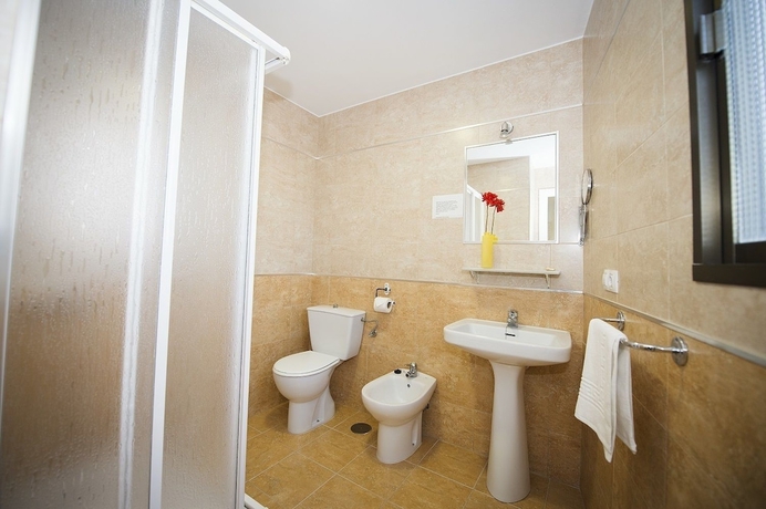 Imagen de la habitación del Hostal Avenida, Conil de la Frontera. Foto 11