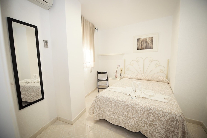Imagen de la habitación del Hostal Avenida, Conil de la Frontera. Foto 13
