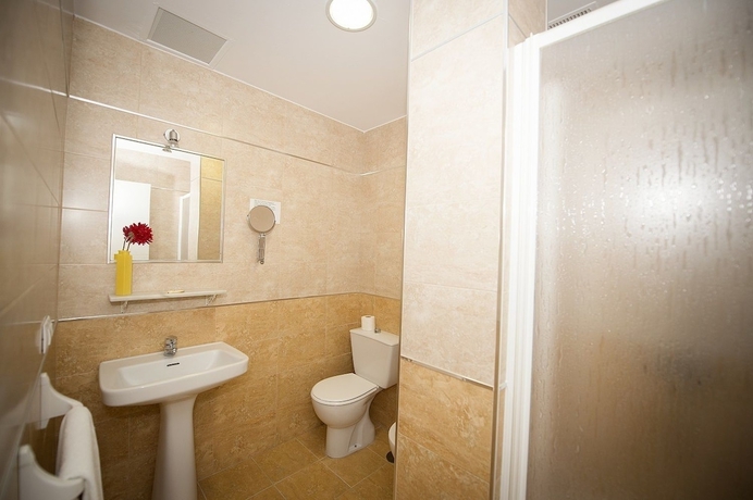 Imagen de la habitación del Hostal Avenida, Conil de la Frontera. Foto 15