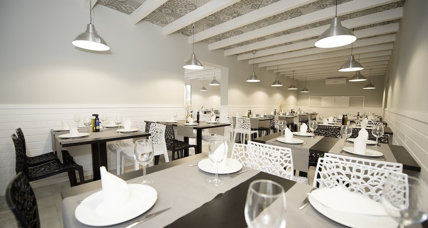 Imagen del bar/restaurante del Hostal Avenida, Conil de la Frontera. Foto 3