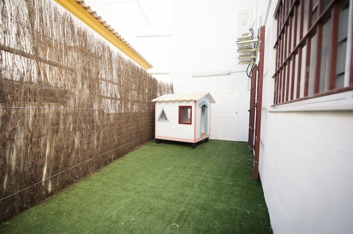 Imagen de los exteriores del Hostal Avenida, Conil de la Frontera. Foto 16