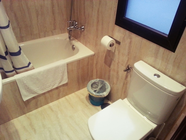 Imagen de la habitación del Hostal Avenida, Madrid. Foto 3