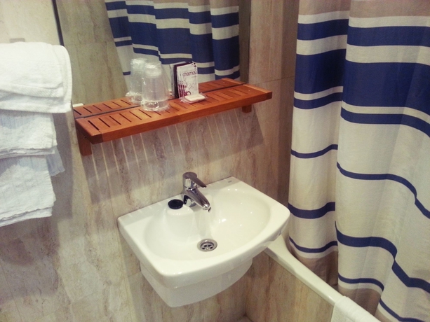 Imagen de la habitación del Hostal Avenida, Madrid. Foto 14