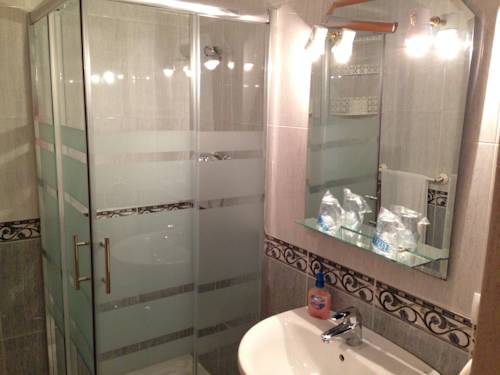 Imagen de la habitación del Hostal Avenida, Tabernas. Foto 11