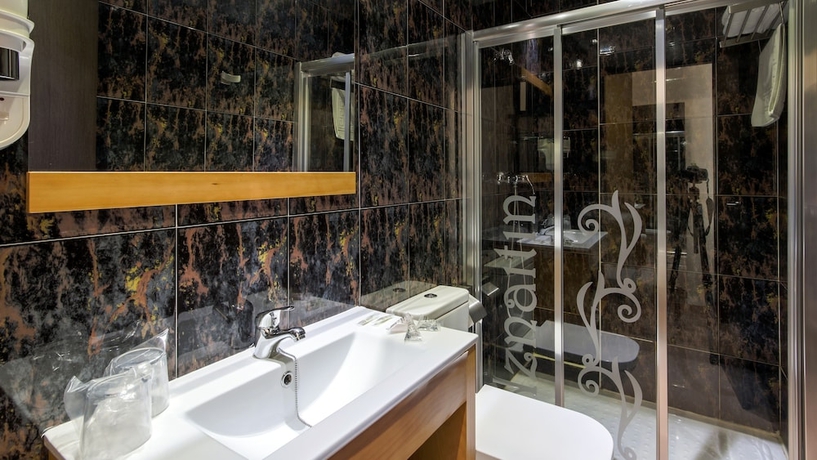 Imagen de la habitación del Hostal Aznaitin. Foto 10