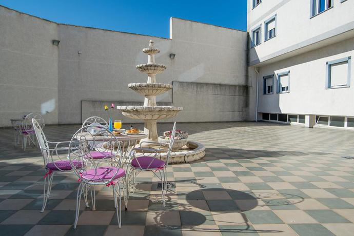 Imagen de los exteriores del Hostal Azul, EL MOLAR. Foto 13