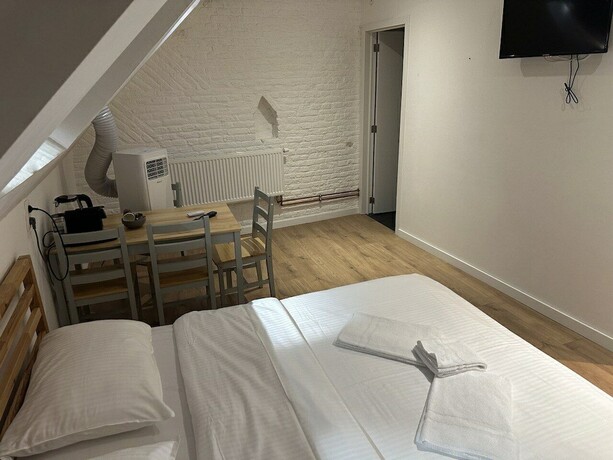 Imagen de la habitación del Hostal BED College. Foto 15