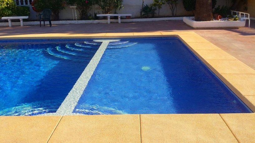 Imagen de los exteriores del Hostal Bah&iacute;a Blanca, Alicante. Foto 9