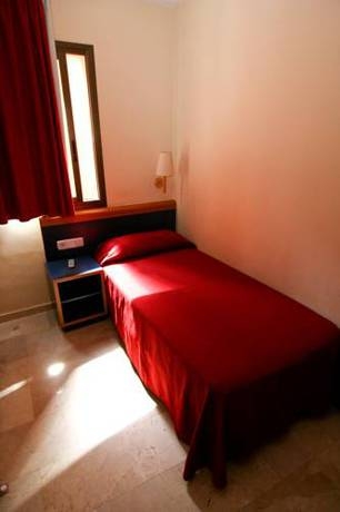 Imagen de los exteriores del Hostal Baler. Foto 13