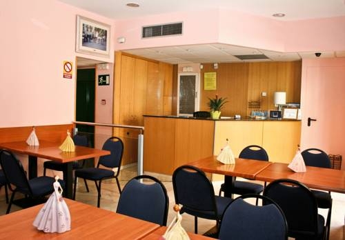 Imagen de la habitación del Hostal Baler. Foto 8