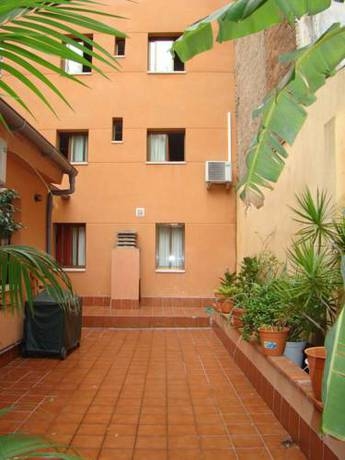 Imagen de los interiores del Hostal Baler. Foto 16