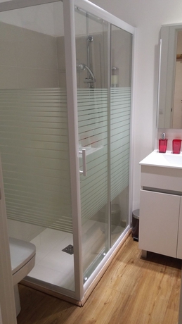 Imagen de la habitación del Hostal Barcelona Travel. Foto 13