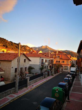 Imagen de los exteriores del Hostal Becerril. Foto 7