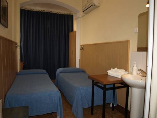 Imagen de la habitación del Hostal Bejar, Sants-Montjuic. Foto 10