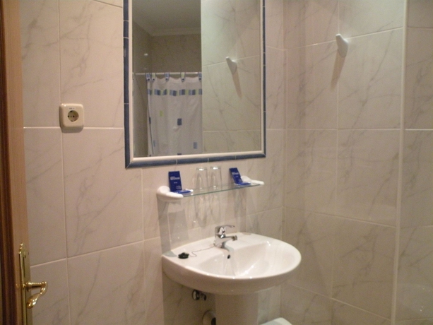 Imagen de la habitación del Hostal Benamar. Foto 9