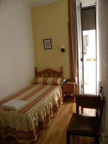 Imagen de la habitación del Hostal Biarritz, Centro de Madrid. Foto 5