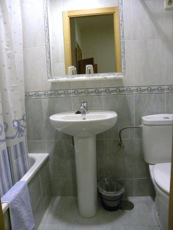 Imagen de la habitación del Hostal Biarritz, Centro de Madrid. Foto 6