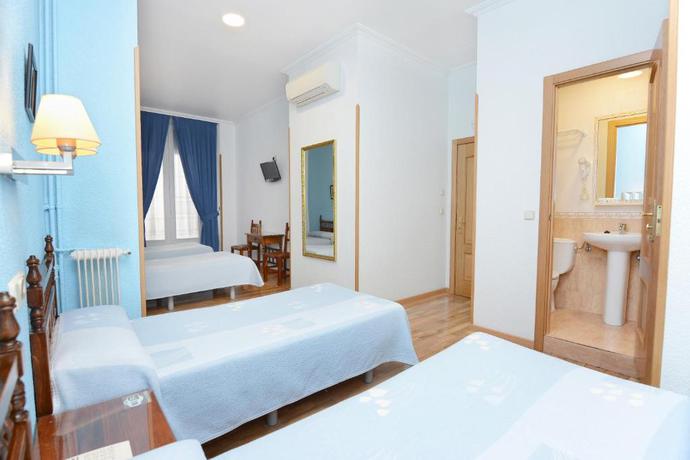 Imagen de la habitación del Hostal Biarritz, Centro de Madrid. Foto 7