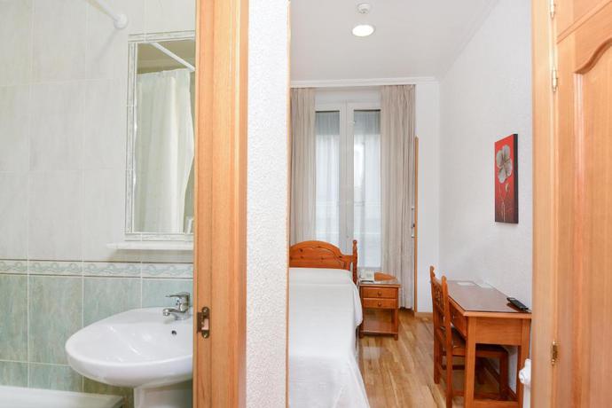 Imagen de la habitación del Hostal Biarritz, Centro de Madrid. Foto 8